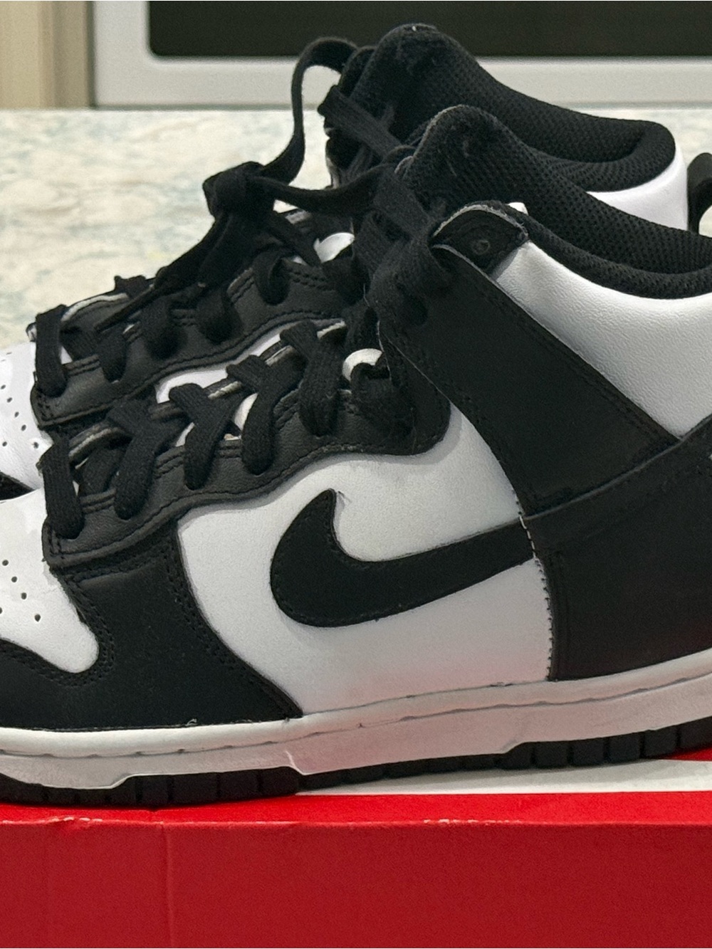 Nike Black and White mid-Top Sneakers Men’s 6 women’s  4.5